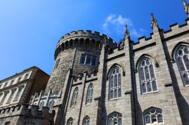 DUBLIN İRELAND REUBLIC 05 28 2023: Dublin Kalesi eski bir Motte-and-bailey kalesi ve şu anki İrlanda hükümet kompleksi ve konferans merkezidir..