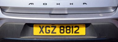 BELFAST NORTHERN IRELAND BİRLİK KINGDOM 06 03 2023: Kuzey İrlanda 'daki araç plakaları İngiliz ulusal plaka sisteminin değiştirilmiş bir sürümünü kullanın