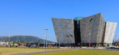 BELFAST NORTHERN IRELAND BİRLİK KINGDOM 06 03 2023: Titanik Belfast Müzesi Titanik Mahallesi 'ndeki eski Harland ve Wolff tersanesinin bulunduğu yerdeki Belfast deniz mirası anıtı