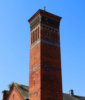 Mavi gökyüzüne karşı eski tuğla kule manzarası