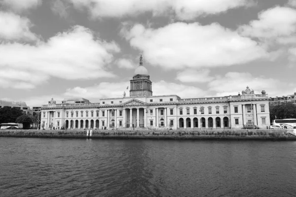 爱尔兰都柏林海关大楼是爱尔兰都柏林一座18世纪的新古典主义建筑 设有住房 地方政府和遗产部 — 图库照片