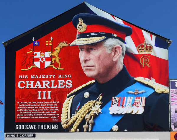 БЕЛФАСТ-НОРТЕРН-ИРЛАНД ОБЪЕДИНЕННЫЙ КИНГДОМ 06 03 2023: Открыт гигантский знак на Шанкилл-роуд, Белфаст, в ознаменование коронации короля Карла III и королевы Камиллы