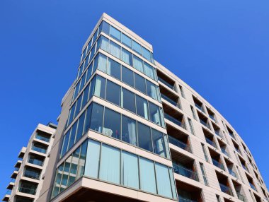 BELFAST NORTHERN IRELAND BİRLİK KINGDOM 06 03 2023: Belfast mimarisi Gürcülükten tutun da Waterfront Hall ve Titanik gibi çağdaş binalara kadar uzanan mimari tarzlardan oluşuyor