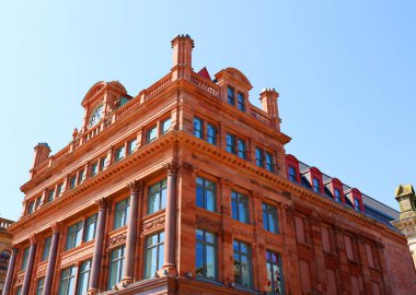 Şehirdeki eski kırmızı tuğla binanın düşük açılı görüntüsü