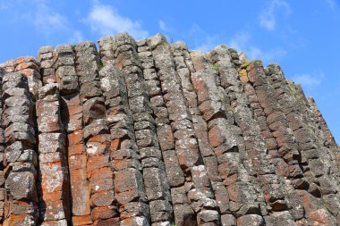 Kuzey İrlanda 'nın kuzey kıyısındaki ünlü Giant' s Causeway, County Antrim 'de manzara.  