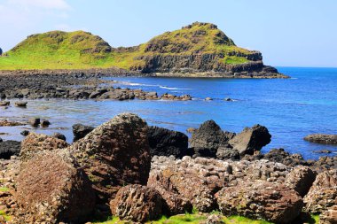 Kuzey İrlanda 'nın kuzey kıyısındaki ünlü Giant' s Causeway, County Antrim 'de manzara.  