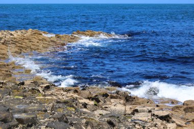Dev Geçidi, yaklaşık 40.000 birbirine kenetlenmiş bazalt sütunun oluşturduğu bir alandır. Antik bir volkanik çatlağın sonucu olarak oluşmuş..     