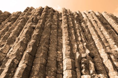 Kuzey İrlanda 'nın kuzey kıyısındaki ünlü Giant' s Causeway, County Antrim 'de manzara.  