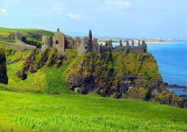 Dunluce, İrlanda Kaleleri 'nin en resimli ve romantik olanlarından biridir..    