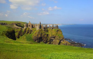 Dunluce, İrlanda Kaleleri 'nin en resimli ve romantik olanlarından biridir..    