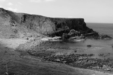 Ünlü Causeway Sahili 'nin manzarası   