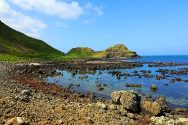 Kuzey İrlanda 'nın kuzey kıyısındaki ünlü Giant' s Causeway, County Antrim 'de manzara.  