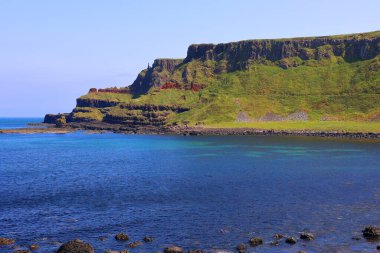 Ünlü Causeway Sahili 'nin manzarası   
