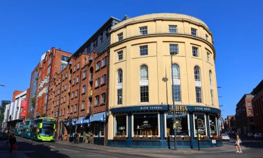 HAYVAN BİRLİĞİ KINGDOM 06 07 2023: Güzel mimari ve sokak manzarası 