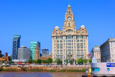 Liverpool, Birleşik KINGDOM 06 07 2023: Royal Liver Building listelediğim bir binadır. Liverpool liman binası ve komşu Cunard binası ile birlikte Pier Head 'de yer alır.