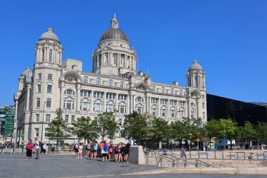 LiVERPOOL BİRLİK KINGDOM 06 07 2023: Liverpool Port of Liverpool Building listelenmiş ikinci sınıf bir binadır. Ayrıca Liverpool 'un eski UNESCO Dünya Mirası Denizcilik Şehrinin de bir parçasıdır..