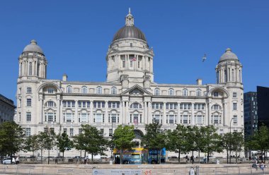 LiVERPOOL BİRLİK KINGDOM 06 07 2023: Liverpool Port of Liverpool Building listelenmiş ikinci sınıf bir binadır. Ayrıca Liverpool 'un eski UNESCO Dünya Mirası Denizcilik Şehrinin de bir parçasıdır..