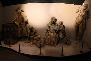 LiVERPOOL BİRLİĞİ KINGDOM 06 07 2023: İrlandalı mültecilerin açlıktan kaçarak Liverpool 'a nasıl akın ettiklerini hatırlatan dokunaklı hatırlatmalar