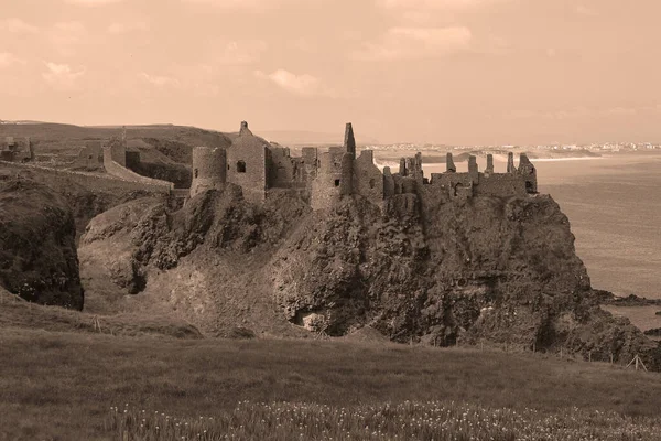 Dunluce Ist Eine Der Malerischsten Und Romantischsten Irischen Burgen — Stockfoto