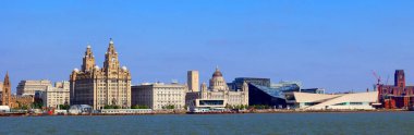 LiVERPOOL, BİRLİK KINGDOM 06 07 2023: Rıhtım Müdürü ve komşu Cunard İnşaat ve Liverpool Limanı 