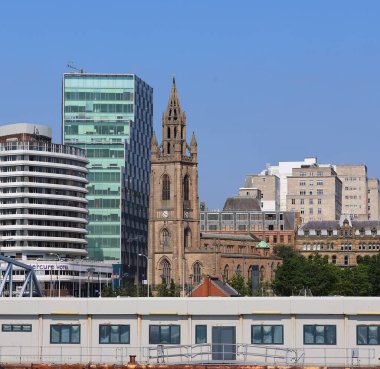 LiVERPOOL, BİRLİK KINGDOM 06 07 2023: Rıhtım Müdürü ve komşu Cunard İnşaat ve Liverpool Limanı 