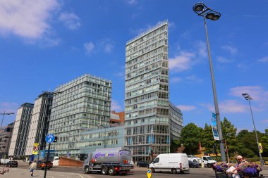LiVERPOOL BİRLİK KINGDOM 06 07 2023: One Park West, İngiltere 'nin orta Liverpool kentinde Cesar Pelli tarafından tasarlanmış 17 katlı bir binadır. Chavasse Parkı Sınırında