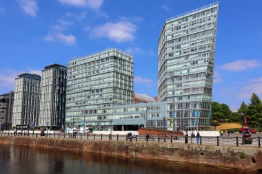 LiVERPOOL BİRLİK KINGDOM 06 07 2023: One Park West, İngiltere 'nin orta Liverpool kentinde Cesar Pelli tarafından tasarlanmış 17 katlı bir binadır. Chavasse Parkı Sınırında