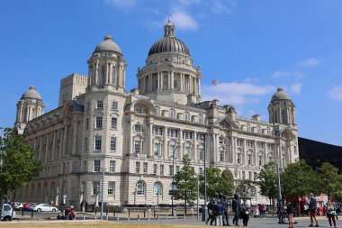 LIVERPOOL, UNITED KINGDOM 06 07 2023: Liverpool Müzesi heyecan verici yeni alanlar, geliştirilmiş ticari alanlar ve arka planda Liverpool Limanı binasını kapsayacak şekilde gelişiyor