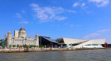 LiVERPOOL BİRLİK KINGDOM 06 07 2023: Liverpool Port of Liverpool Building listelenmiş ikinci sınıf bir binadır. Ayrıca Liverpool 'un eski UNESCO Dünya Mirası Denizcilik Şehrinin de bir parçasıdır..