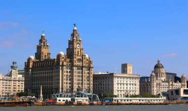 LiVERPOOL BİRLİK KINGDOM 06 07 2023: Royal Liver Building listelediğim bir binadır. Liverpool liman binası ve komşu Cunard binası ile birlikte Pier Head 'de yer alır.
