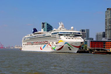 LIVERPOOL BİRLİK KINGDOM 06 07 2023: Gemi 4 Aralık 2002 'de Almanya' nın Papenburg kentindeki Meyer Werft Tersanesi 'nde tamamlandı ve Avrupa' daki ilk seferini gerçekleştirdi.