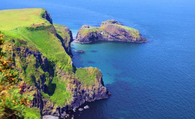 Carrick-a-Reed Adası manzaralı ip köprüsü, County Antrim, Kuzey İrlanda