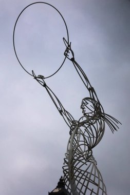 BELFAST NORTHERN IRELAND BİRLİK KINGDOM 06 03 2023: Umut feneri veya Şükran Günü Meydanı Halk Sanatı Metal Heykeli