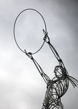 BELFAST NORTHERN IRELAND BİRLİK KINGDOM 06 03 2023: Umut feneri veya Şükran Günü Meydanı Halk Sanatı Metal Heykeli