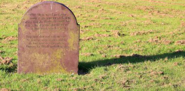 BELFAST Kuzey İrlanda 'daki çimenli bir tarlada bir mezar taşı.