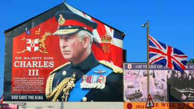 BELFAST NORTHERN IRELAND BİRLİK KINGDOM 06 03 2023: Kral III. Charles ve Kraliçe Camilla 'nın taç giyme törenini kutlamak için Belfast' taki Shankill Yolu 'ndaki dev tabela