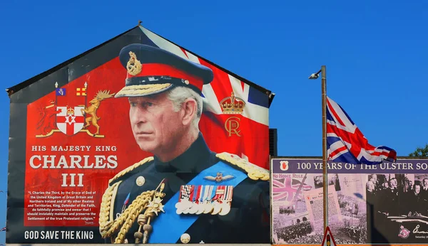 BELFAST NORTHERN IRELAND BİRLİK KINGDOM 06 03 2023: Kral III. Charles ve Kraliçe Camilla 'nın taç giyme törenini kutlamak için Belfast' taki Shankill Yolu 'ndaki dev tabela