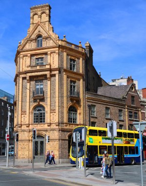 DUBLIN REPUBLIK IRLAND 05 28 2023: D 'Olier Chambers binası Dublin, İrlanda' daki Hawkins Caddesi 'nin köşesinde, James Franklin Fuller tarafından 1891 yılında tasarlandı.