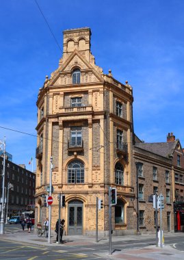 DUBLIN REPUBLIK IRLAND 05 28 2023: D 'Olier Chambers binası Dublin, İrlanda' daki Hawkins Caddesi 'nin köşesinde, James Franklin Fuller tarafından 1891 yılında tasarlandı.