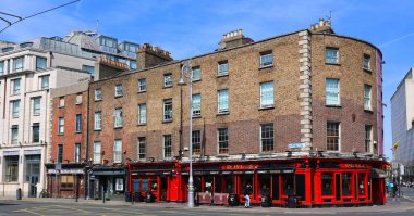 DUBLIN İRELAND REUBLIC 05 28 2023: Doyles 1880 'den beri kurulmuş bir lisans tesisidir, Dublin' in güzel şehrinin tam ortasındayız, İrlanda 'nın ünlü kent simgesinden sadece bir taş uzakta.