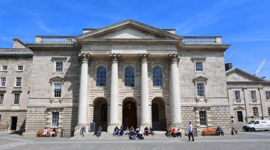 DUBLIN İRELAND REPUBLIC 05 28 2023: Campanile of Trinity College Dublin bir çan kulesidir ve en ikonik simgelerinden biridir. Armagh Başpiskoposu tarafından bağışlandı.