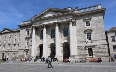 DUBLIN İRELAND REPUBLIC 05 28 2023: Campanile of Trinity College Dublin bir çan kulesidir ve en ikonik simgelerinden biridir. Armagh Başpiskoposu tarafından bağışlandı.