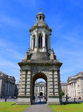 DUBLIN İRELAND REPUBLIC 05 28 2023: Campanile of Trinity College Dublin bir çan kulesidir ve en ikonik simgelerinden biridir. Armagh Başpiskoposu tarafından bağışlandı.