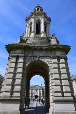 DUBLIN İRELAND REPUBLIC 05 28 2023: Campanile of Trinity College Dublin bir çan kulesidir ve en ikonik simgelerinden biridir. Armagh Başpiskoposu tarafından bağışlandı.