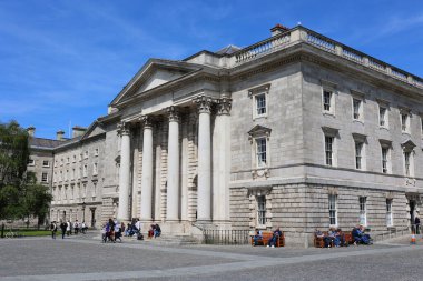 DUBLIN İRELAND REPUBLIC 05 28 2023: Campanile of Trinity College Dublin bir çan kulesidir ve en ikonik simgelerinden biridir. Armagh Başpiskoposu tarafından bağışlandı.