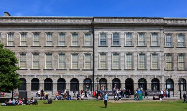 DUBLIN İRELAND REPUBLIC 05 28 2023: Campanile of Trinity College Dublin bir çan kulesidir ve en ikonik simgelerinden biridir. Armagh Başpiskoposu tarafından bağışlandı.