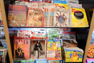 Bir dükkanda çeşitli dergiler 