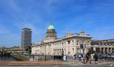 DUBLIN İRELAND REUBLIC 05 28 2023: The Custom House, İrlanda 'nın Dublin şehrinde bulunan ve Konut, Yerel Yönetim ve Miras Dairesi' ne ev sahipliği yapan neoklasik bir 18. yüzyıl binasıdır..  