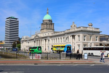 DUBLIN İRELAND REUBLIC 05 28 2023: The Custom House, İrlanda 'nın Dublin şehrinde bulunan ve Konut, Yerel Yönetim ve Miras Dairesi' ne ev sahipliği yapan neoklasik bir 18. yüzyıl binasıdır..  