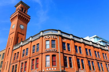 DUBLIN İRELYA REKLİK 05 28 2023 Trinity City Oteli sizi Trinity Koleji ve Dublin Kalesi 'ne 15 dakikalık yürüyüş mesafesine yerleştiriyor.